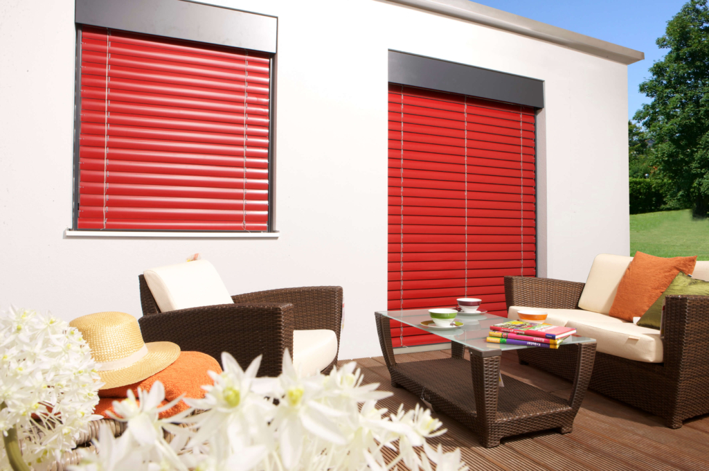 jalousie_außen_rot_terrasse_garten | Schattenvielfalt